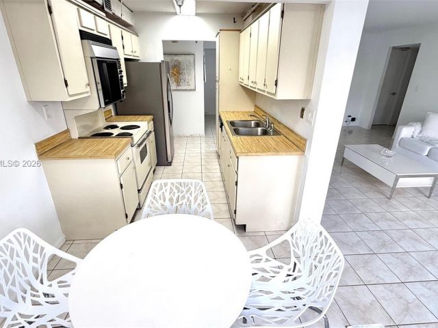 2-bedroom condo for sale in Sunny Isles Beach - 290 174th St 312 - MondialRealty