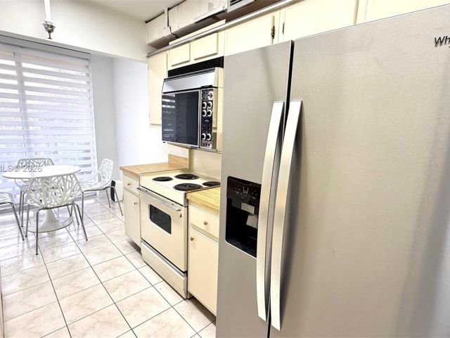 2-bedroom condo for sale in Sunny Isles Beach - 290 174th St 312 - MondialRealty