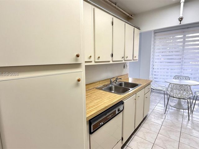 2-bedroom condo for sale in Sunny Isles Beach - 290 174th St 312 - MondialRealty