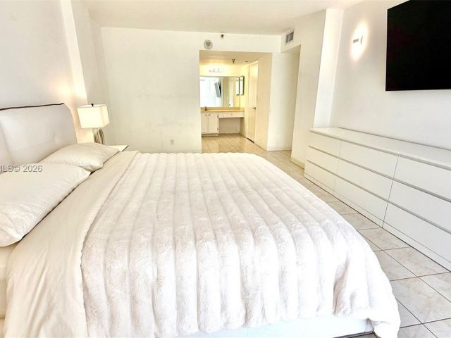 2-bedroom condo for sale in Sunny Isles Beach - 290 174th St 312 - MondialRealty