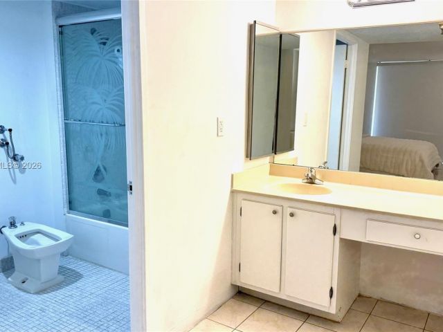 2-bedroom condo for sale in Sunny Isles Beach - 290 174th St 312 - MondialRealty