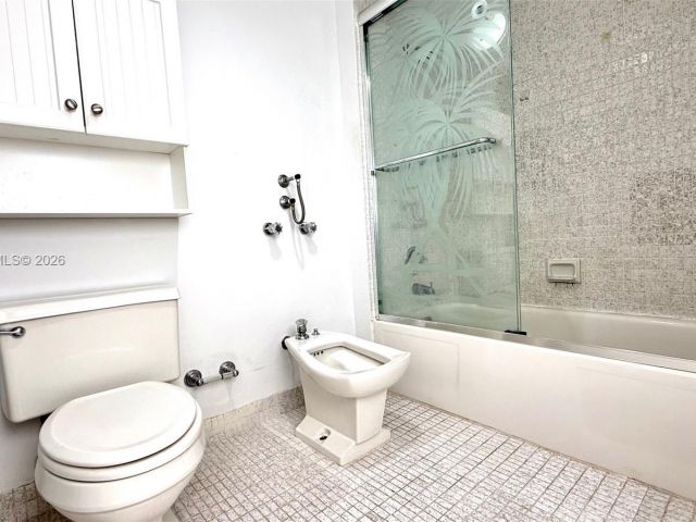 2-bedroom condo for sale in Sunny Isles Beach - 290 174th St 312 - MondialRealty