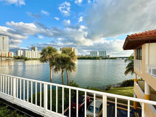 2-bedroom condo for sale in Sunny Isles Beach - 290 174th St 312 - MondialRealty