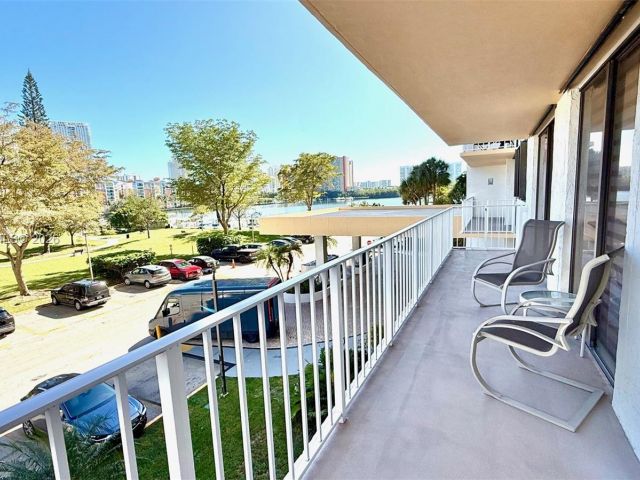 2-bedroom condo for sale in Sunny Isles Beach - 290 174th St 312 - MondialRealty