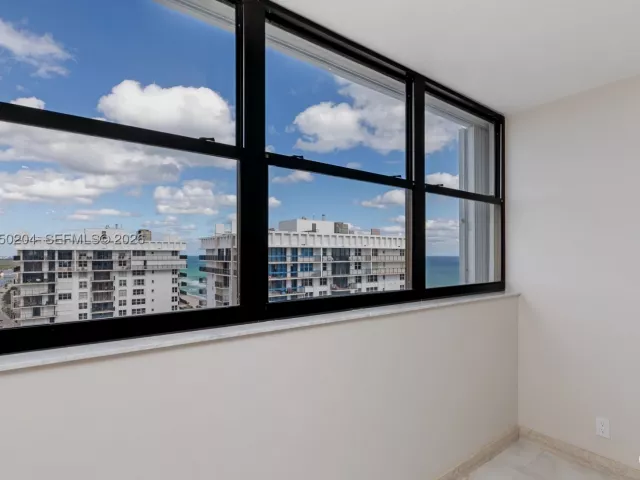 2-bedroom condo for sale in Hollywood - 2401 S Ocean Dr PH-A4 - MondialRealty