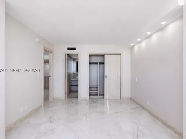 2-bedroom condo for sale in Hollywood - 2401 S Ocean Dr PH-A4 - MondialRealty