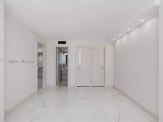 2-bedroom condo for sale in Hollywood - 2401 S Ocean Dr PH-A4 - MondialRealty