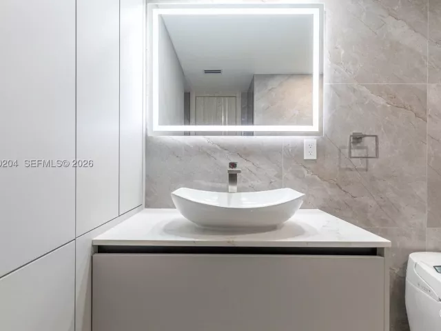2-bedroom condo for sale in Hollywood - 2401 S Ocean Dr PH-A4 - MondialRealty
