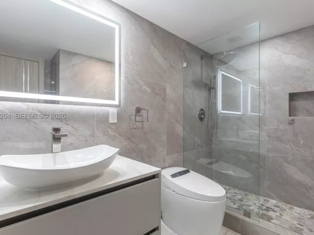 2-bedroom condo for sale in Hollywood - 2401 S Ocean Dr PH-A4 - MondialRealty