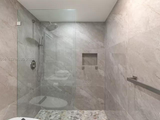 2-bedroom condo for sale in Hollywood - 2401 S Ocean Dr PH-A4 - MondialRealty