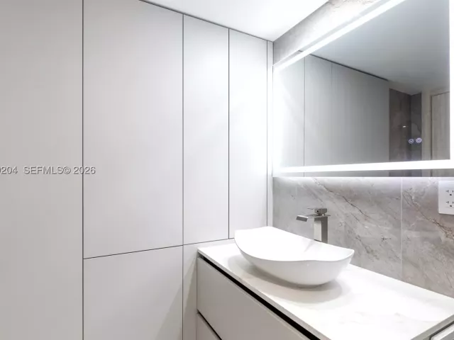 2-bedroom condo for sale in Hollywood - 2401 S Ocean Dr PH-A4 - MondialRealty