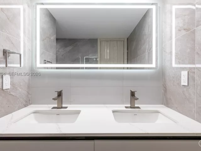 2-bedroom condo for sale in Hollywood - 2401 S Ocean Dr PH-A4 - MondialRealty