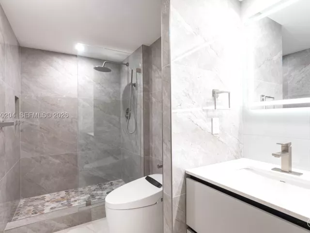 2-bedroom condo for sale in Hollywood - 2401 S Ocean Dr PH-A4 - MondialRealty
