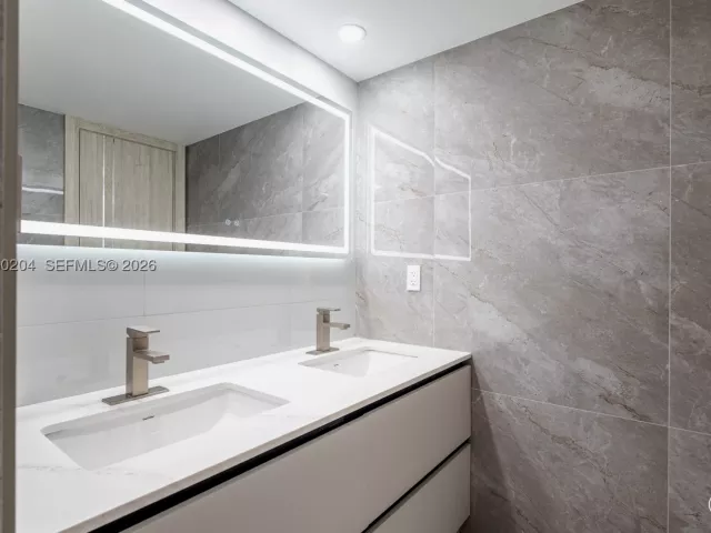 2-bedroom condo for sale in Hollywood - 2401 S Ocean Dr PH-A4 - MondialRealty