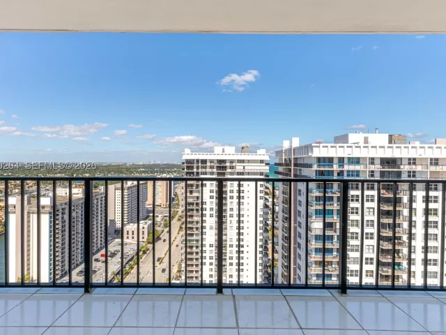 2-bedroom condo for sale in Hollywood - 2401 S Ocean Dr PH-A4 - MondialRealty