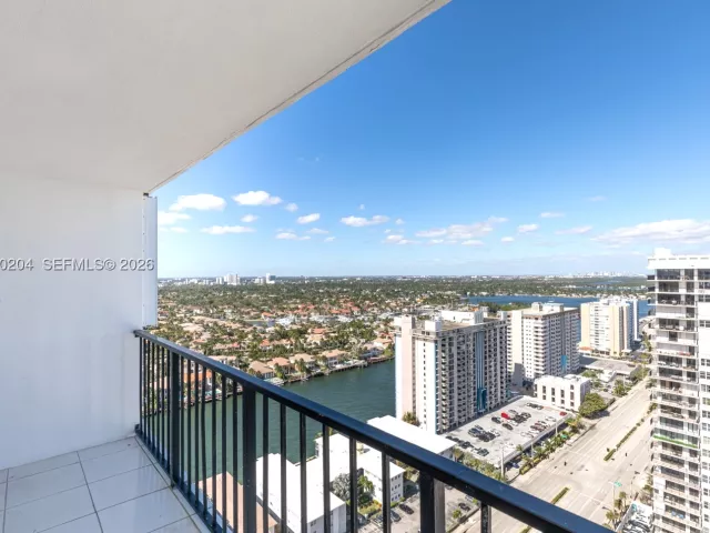 2-bedroom condo for sale in Hollywood - 2401 S Ocean Dr PH-A4 - MondialRealty