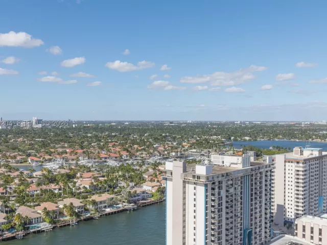 2-bedroom condo for sale in Hollywood - 2401 S Ocean Dr PH-A4 - MondialRealty