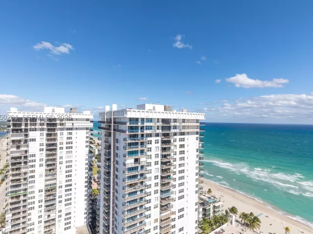 2-bedroom condo for sale in Hollywood - 2401 S Ocean Dr PH-A4 - MondialRealty