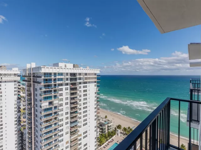 2-bedroom condo for sale in Hollywood - 2401 S Ocean Dr PH-A4 - MondialRealty