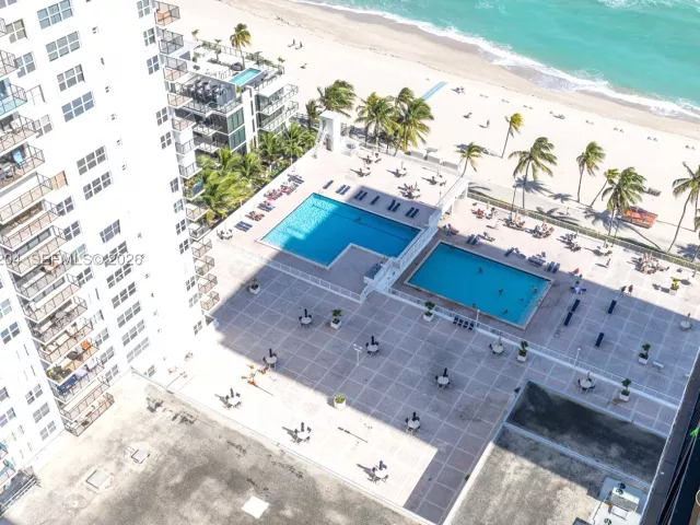 2-bedroom condo for sale in Hollywood - 2401 S Ocean Dr PH-A4 - MondialRealty