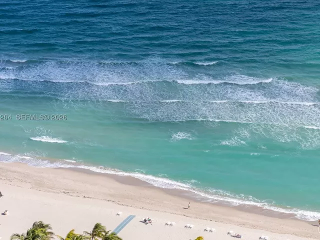 2-bedroom condo for sale in Hollywood - 2401 S Ocean Dr PH-A4 - MondialRealty