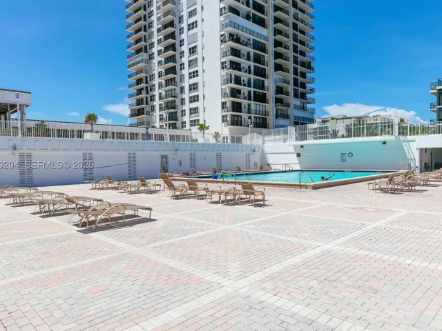 2-bedroom condo for sale in Hollywood - 2401 S Ocean Dr PH-A4 - MondialRealty