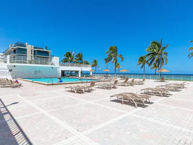 2-bedroom condo for sale in Hollywood - 2401 S Ocean Dr PH-A4 - MondialRealty