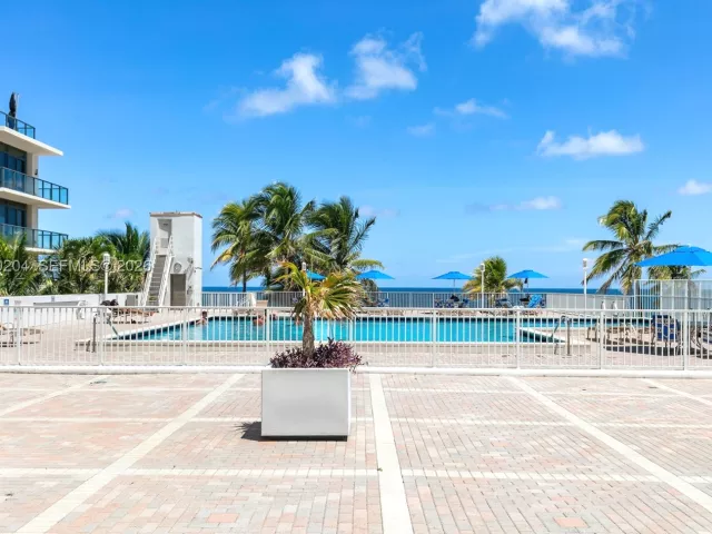2-bedroom condo for sale in Hollywood - 2401 S Ocean Dr PH-A4 - MondialRealty