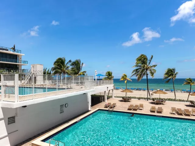 2-bedroom condo for sale in Hollywood - 2401 S Ocean Dr PH-A4 - MondialRealty