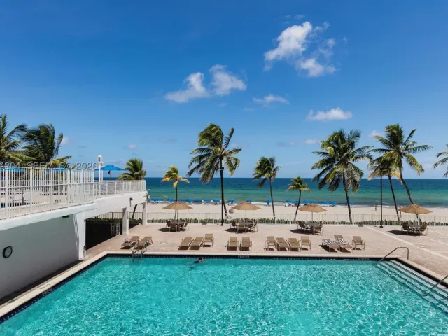 2-bedroom condo for sale in Hollywood - 2401 S Ocean Dr PH-A4 - MondialRealty