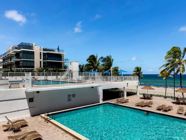 2-bedroom condo for sale in Hollywood - 2401 S Ocean Dr PH-A4 - MondialRealty
