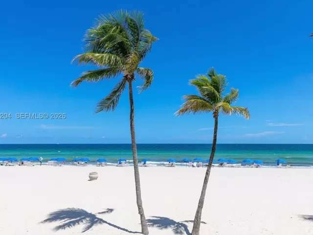 2-bedroom condo for sale in Hollywood - 2401 S Ocean Dr PH-A4 - MondialRealty