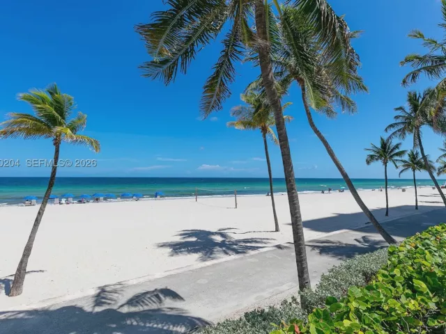 2-bedroom condo for sale in Hollywood - 2401 S Ocean Dr PH-A4 - MondialRealty