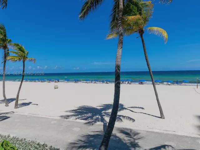 2-bedroom condo for sale in Hollywood - 2401 S Ocean Dr PH-A4 - MondialRealty