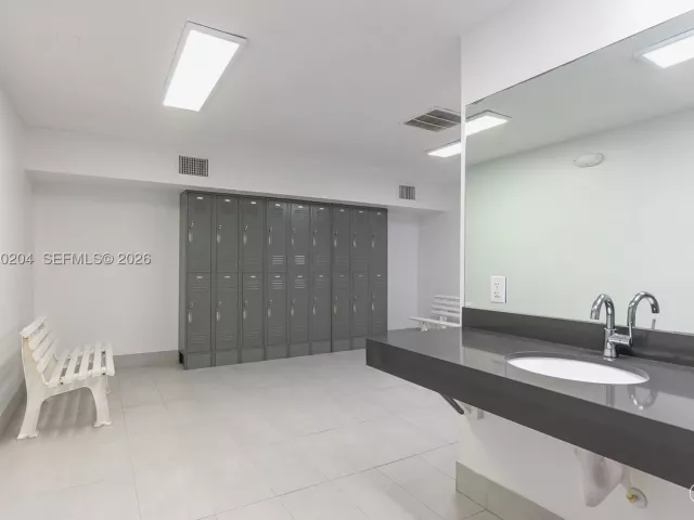 2-bedroom condo for sale in Hollywood - 2401 S Ocean Dr PH-A4 - MondialRealty