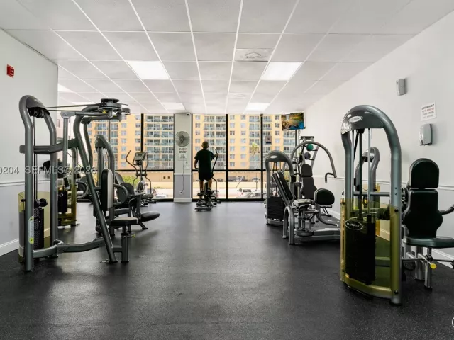 2-bedroom condo for sale in Hollywood - 2401 S Ocean Dr PH-A4 - MondialRealty