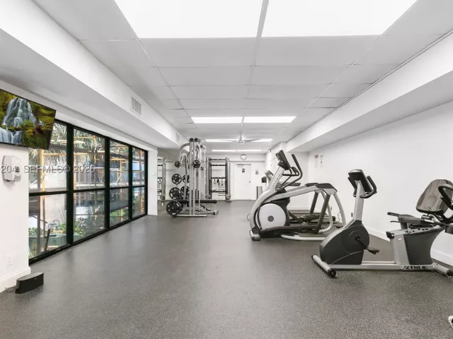 2-bedroom condo for sale in Hollywood - 2401 S Ocean Dr PH-A4 - MondialRealty