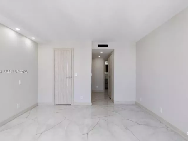 2-bedroom condo for sale in Hollywood - 2401 S Ocean Dr PH-A4 - MondialRealty