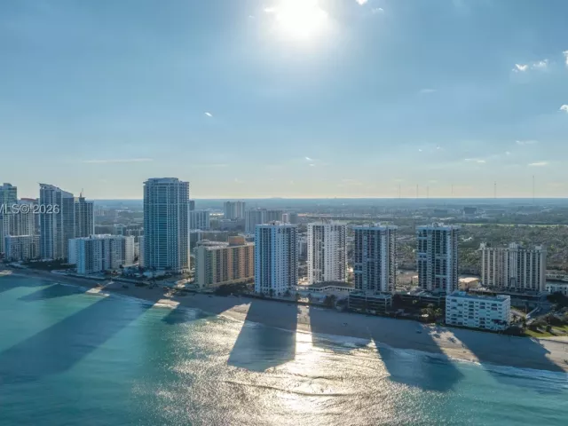 2-bedroom condo for sale in Hollywood - 2401 S Ocean Dr PH-A4 - MondialRealty