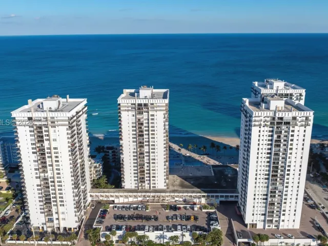 2-bedroom condo for sale in Hollywood - 2401 S Ocean Dr PH-A4 - MondialRealty