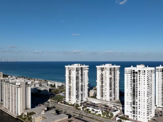 2-bedroom condo for sale in Hollywood - 2401 S Ocean Dr PH-A4 - MondialRealty