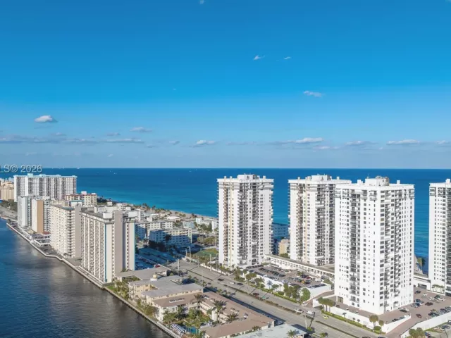 2-bedroom condo for sale in Hollywood - 2401 S Ocean Dr PH-A4 - MondialRealty