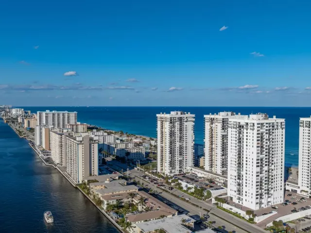 2-bedroom condo for sale in Hollywood - 2401 S Ocean Dr PH-A4 - MondialRealty