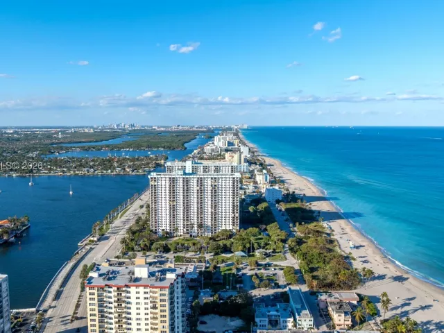 2-bedroom condo for sale in Hollywood - 2401 S Ocean Dr PH-A4 - MondialRealty