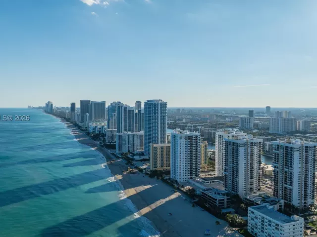 2-bedroom condo for sale in Hollywood - 2401 S Ocean Dr PH-A4 - MondialRealty