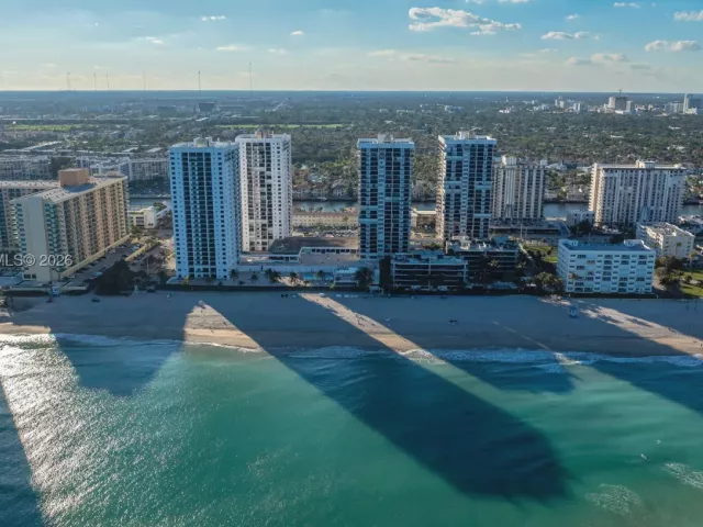 2-bedroom condo for sale in Hollywood - 2401 S Ocean Dr PH-A4 - MondialRealty
