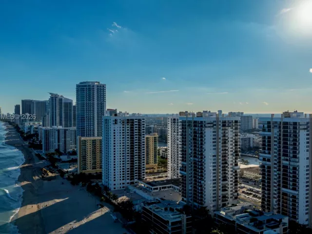 2-bedroom condo for sale in Hollywood - 2401 S Ocean Dr PH-A4 - MondialRealty