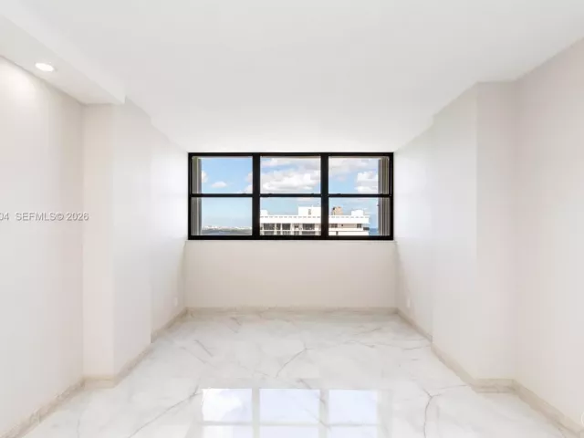 2-bedroom condo for sale in Hollywood - 2401 S Ocean Dr PH-A4 - MondialRealty