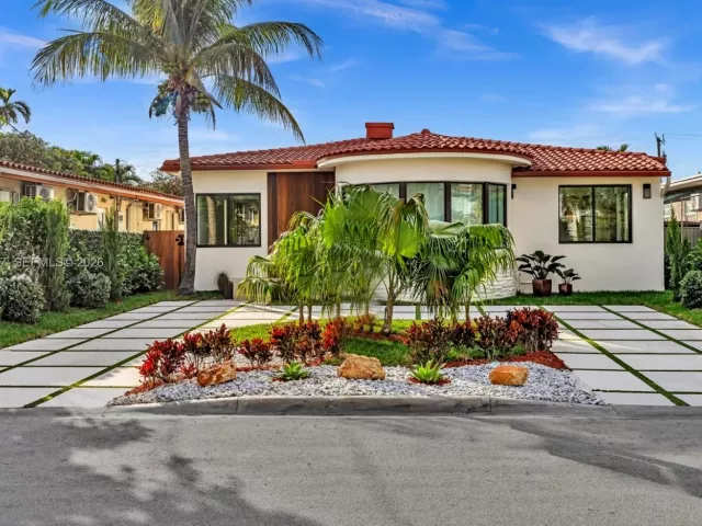 3-bedroom home for sale in Surfside - 9448 Abbott Ave - MondialRealty