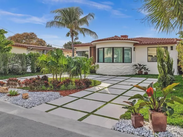 3-bedroom home for sale in Surfside - 9448 Abbott Ave - MondialRealty